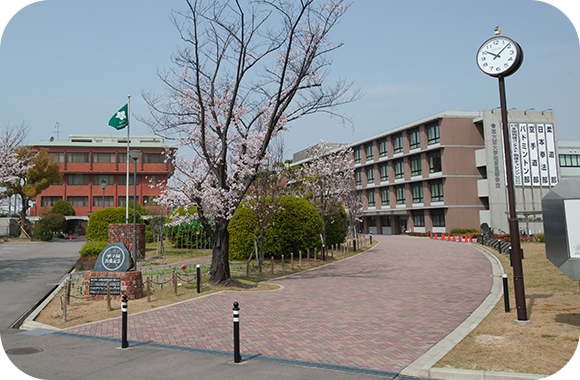 東大阪大学柏原高校の校舎