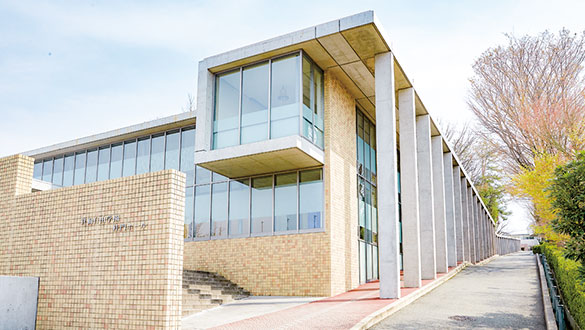 箕面自由学園高校の校舎